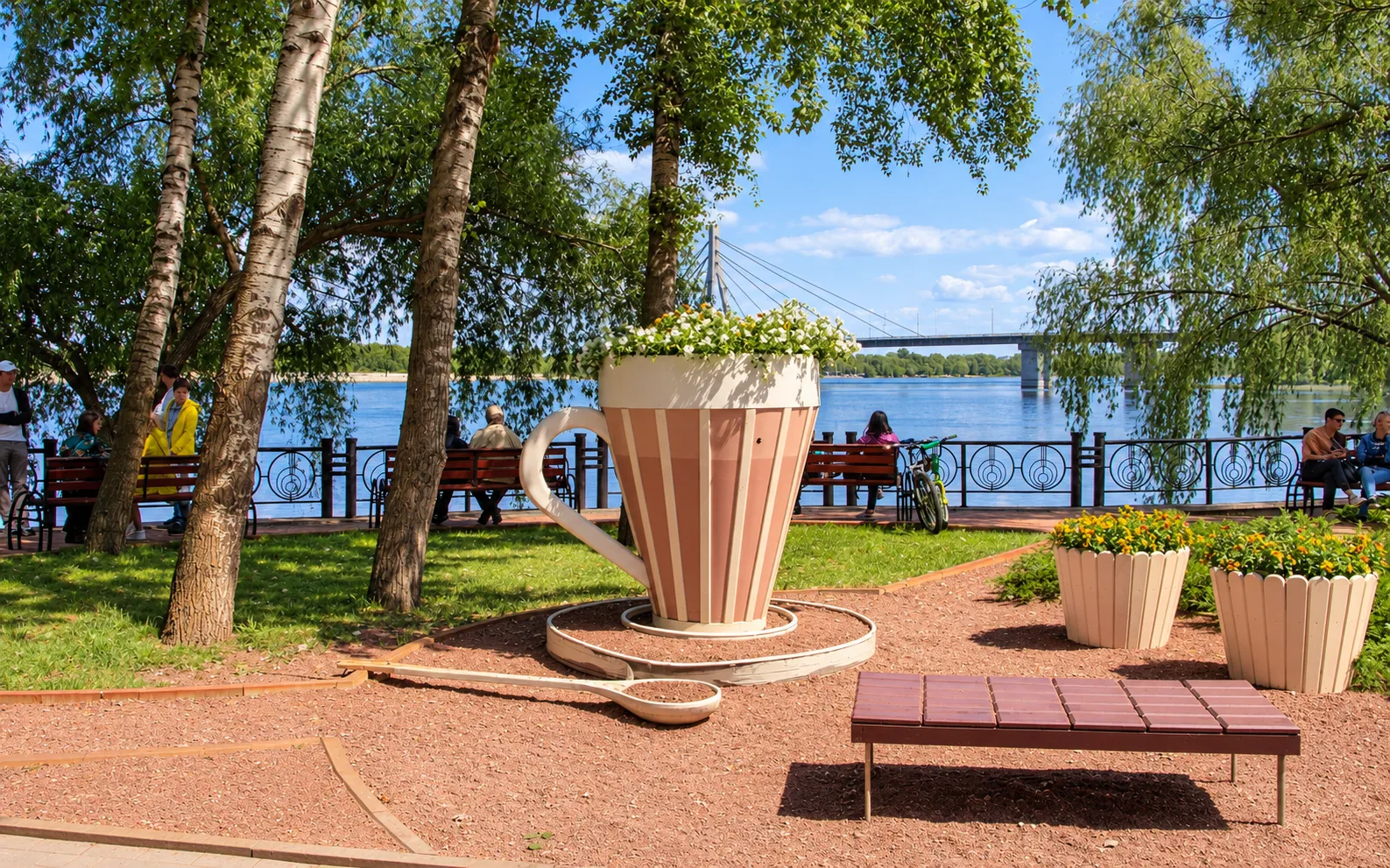 Парк біля Дніпра поруч із S1 Obolon
